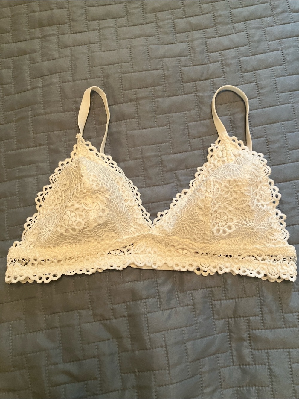 🌺 4 for $20.00 ivory colored bralette size medium